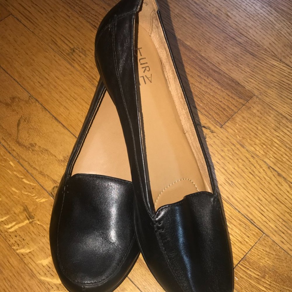 EUC! Naturalizer "SABAN" Black Leather Flat size 9.5M